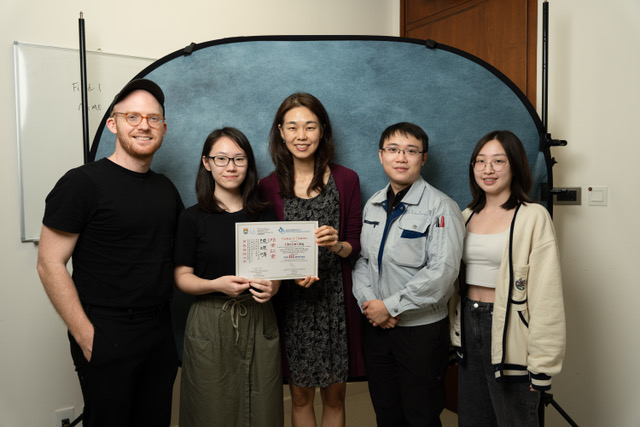 A group photo of Rachel and the researchers (Arthur, Youngah, Aaron and Ivy) on completion of the HKSL Lessons. Rachel is given the certificate for attaining Level 3 proficiency.